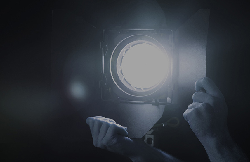 BATTERY-POWERED OUTDOOR FLASH